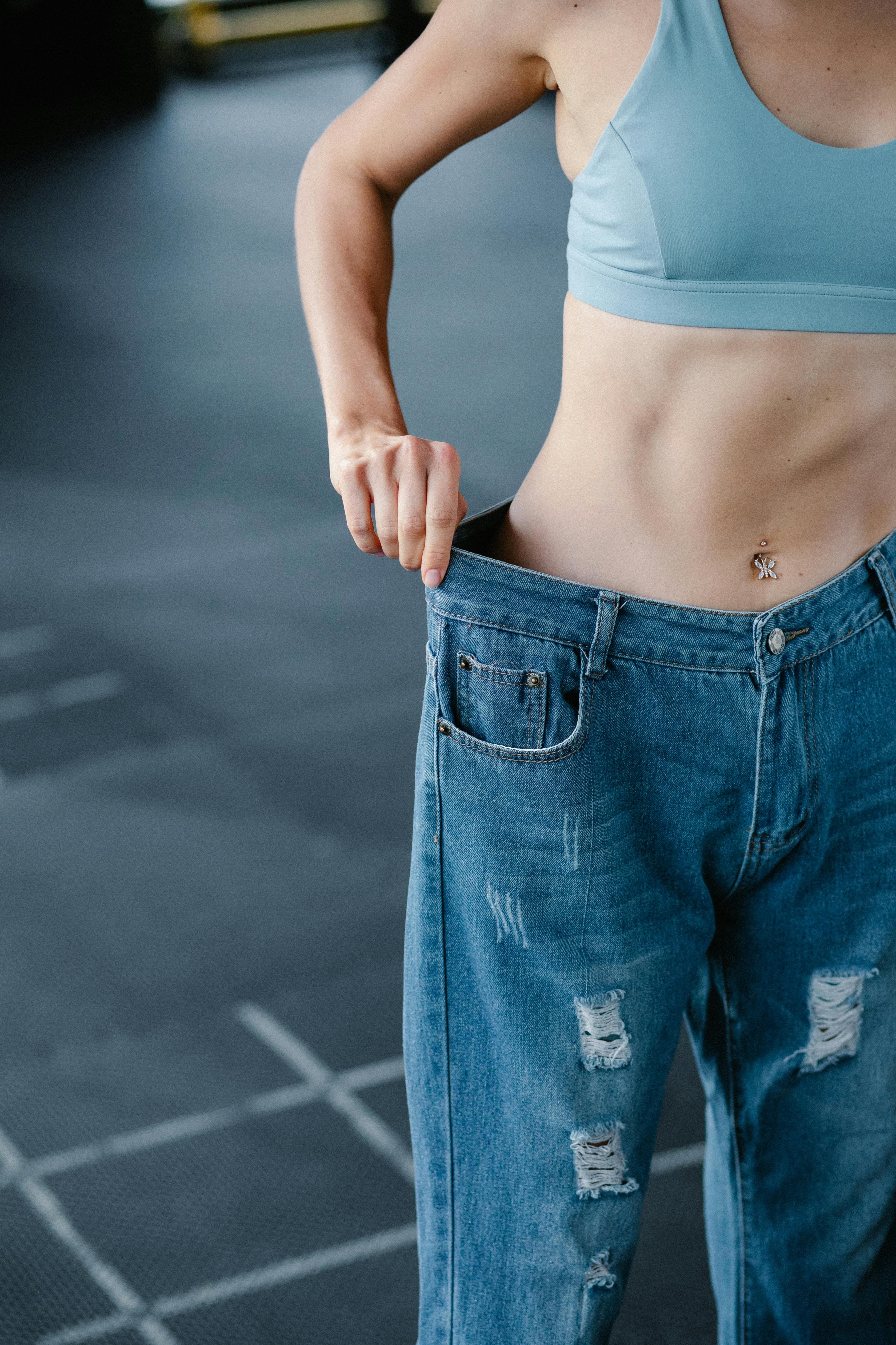 Patiente montrant un pantalon devenu trop large après un suivi
