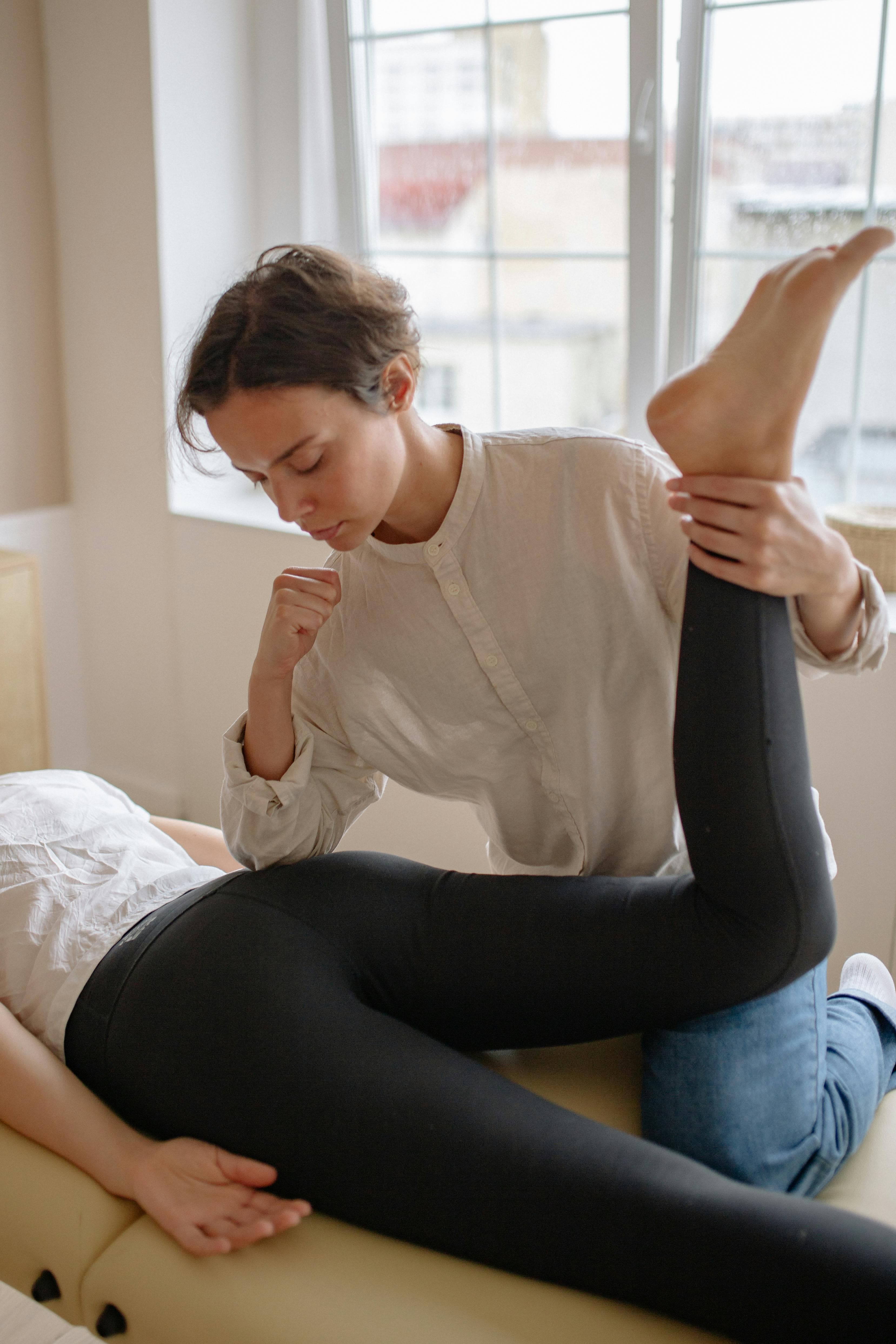 Mobilisation de la hanche et de la jambe, patiente allongée sur le côté